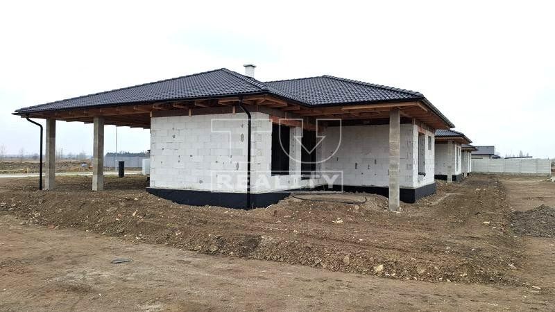 EXKLUZÍVNE - Rozostavaný rodinný dom - IBV Jazerné pole - Skalica - 641 m2
