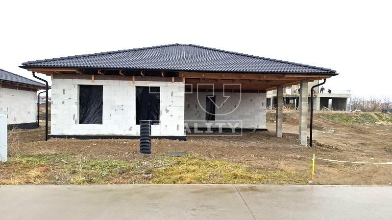 EXKLUZÍVNE - Rozostavaný rodinný dom - IBV Jazerné pole - Skalica - 641 m2