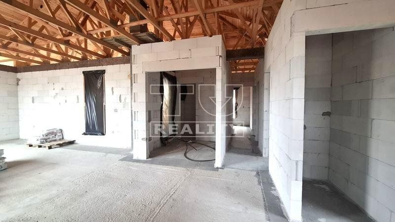 EXKLUZÍVNE - Rozostavaný rodinný dom - IBV Jazerné pole - Skalica - 641 m2