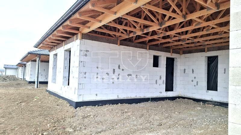 EXKLUZÍVNE - Rozostavaný rodinný dom - IBV Jazerné pole - Skalica - 641 m2