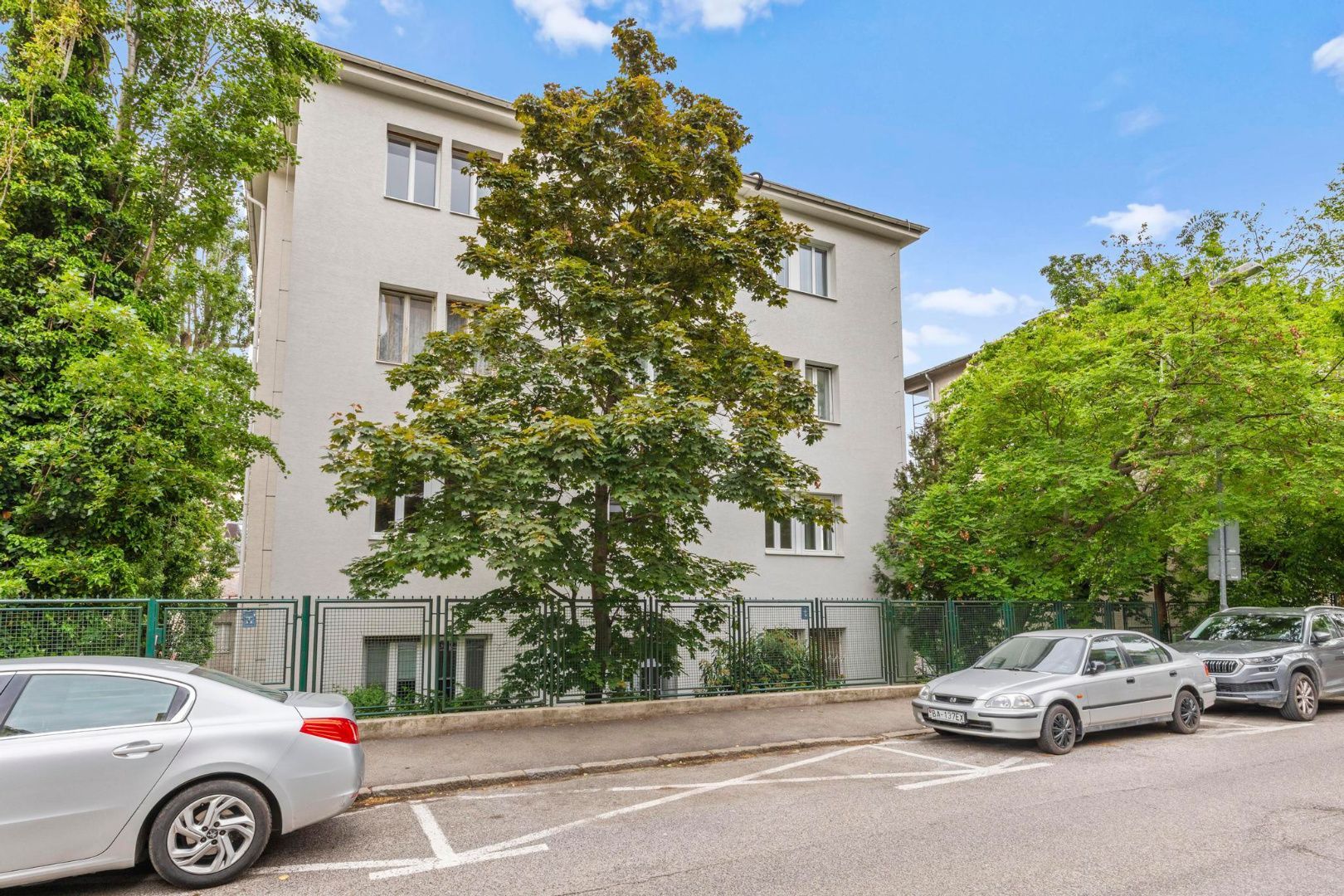 Unikátny 4 izbový tehlový byt na ulici Fraňa Kráľa, vlastný pozemok, vlastne kúrenie, 2 kúpeľne, klimatizácia Staré mesto