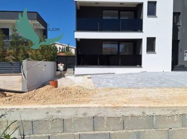 Top ponuka na predaj novostavba apartmánu s výhľadom na more blízko pláže Jadro na ostrove Vir v Chorvátsku