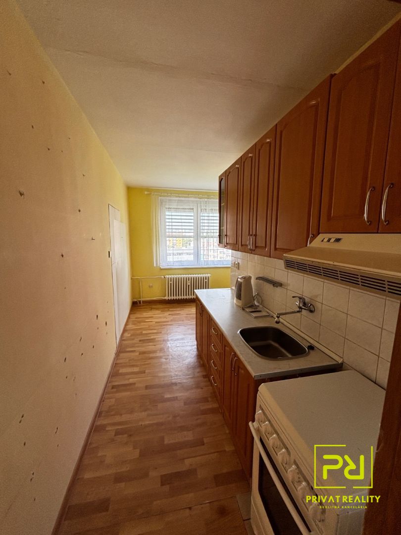 Ponúkame na predaj priestranný 2-izbový byt v Ružinove na Nezábudkovej ulici o rozlohe 63 m2 s možnosťou dokúpiť garáž pri byte.