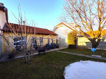 Príjemný rodinný dom s garážou, v blízkosti Pezinka na PREDAJ
