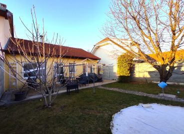 Príjemný rodinný dom s garážou, v blízkosti Pezinka na PREDAJ