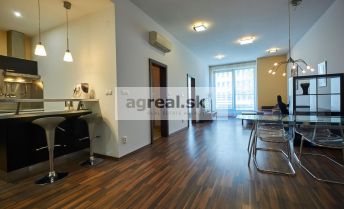 Priestranný 2 izbový byt v modernej novostavbe s parkovaním V Bratislave I. Nám. Slobody/Spacious 2-room apartment in a modern new building with parking in Bratislava I. Nám. Slobody