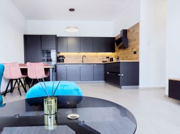 GODDESS PROPERTY  -  exkluzívne  - PRENÁJOM  - 2 izbový byt  60 m2 - novostavba OMNIA - balkón 4 m2 - garážové státie  - Tomášikova ulica  - Ružinov