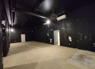 HOTEL BRATISLAVA - Obchodný priestor s vysokými stropmi, 2 vstupmi a parkovaním, Ružinov, 200m2