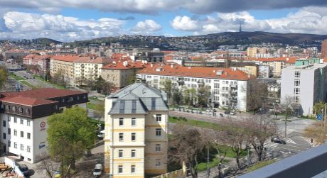 Komplet zrekonštruovaný 3 izb. byt s výnimočným výhľadom a loggiou (85m²)- blízko centra- Nivy