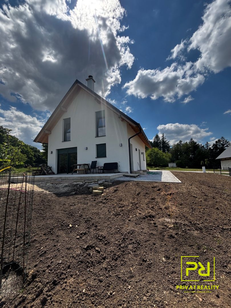 Ponúkame Vám na predaj obývateľnú murovanú chatu v Zlatníckej doline  v Skalici.