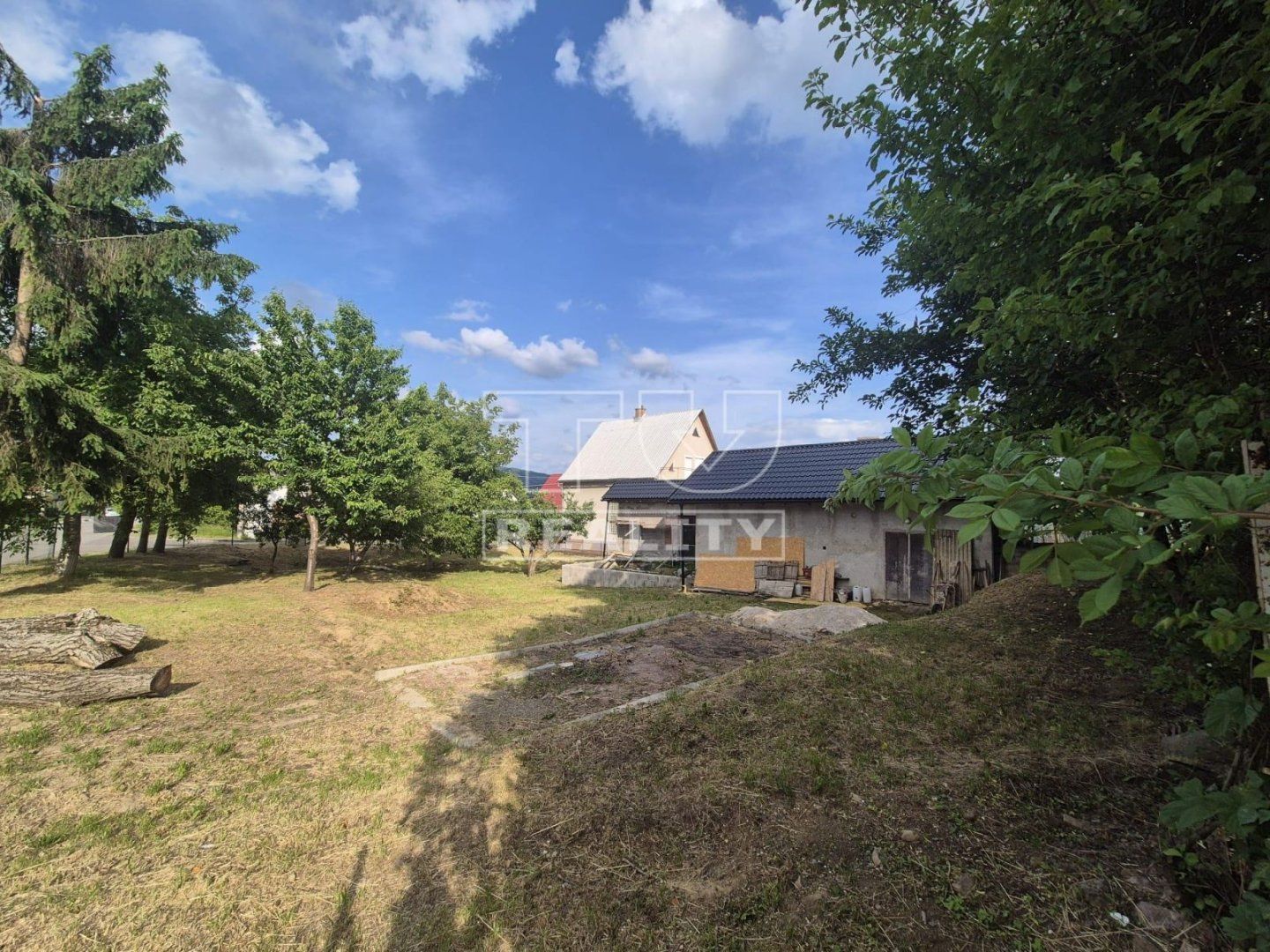 Pozemok 1 093 m2 so starším domom - Nitrianske Pravno, nová strecha a okná, TOP lokalita