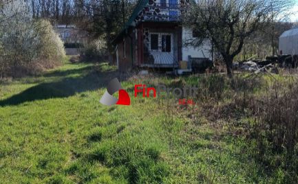 Na predaj 24 árový vinohrad s chatou.