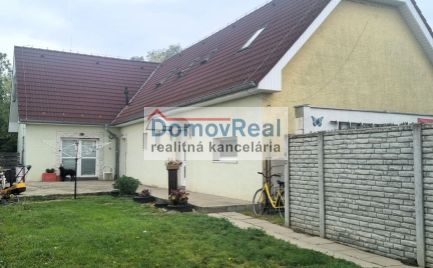 INVESTIČNÁ PRÍLEŽITOSŤ! – Rodinný dom na predaj so 4 bytovými jednotkami v obci Jelka
