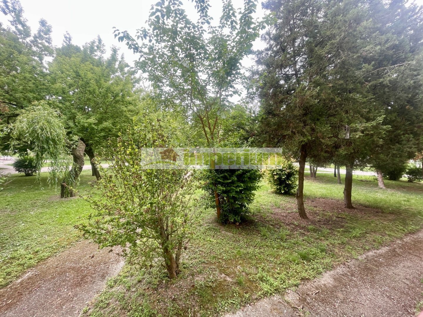 Na prenájom nezariadený 1 izb. byt v centre Šamorína s balkónom.