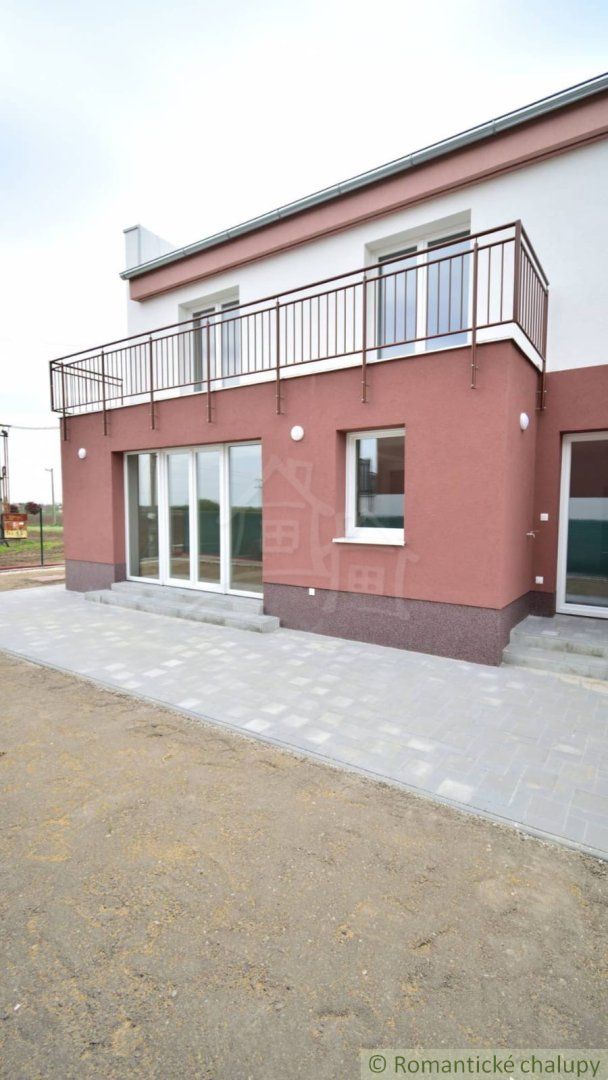 Novostavba štvorizbového rodinného domu s garážou v radovej zástavbe v Šuranoch