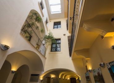 Priestory na pešej zóne v krásnej historickej budove, Michalská ulica-Staré Mesto