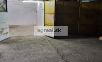 GARAŽ NA PIONIERSKEJ ULICI .....