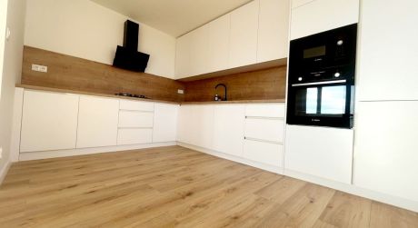 REZERVOVANÝ- Exkluzívne- zrekonštruovaný 3 izb. byt s výnimočným výhľadom a loggiou (85m²)- blízko centra- Nivy
