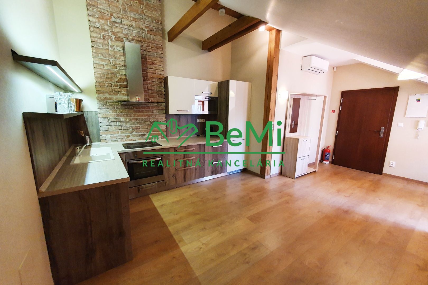 Prenájom exkluzívny 2 izbový byt - apartmán v centre Nitra(220-212-JUF)