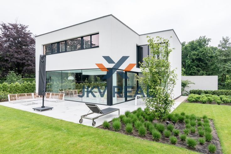 Moderný 5-izbový rodinný dom s inteligentným systémom, krbom a rozľahlou terasou v Ivanke pri Dunaji – exkluzívne v ponuke JKV REAL