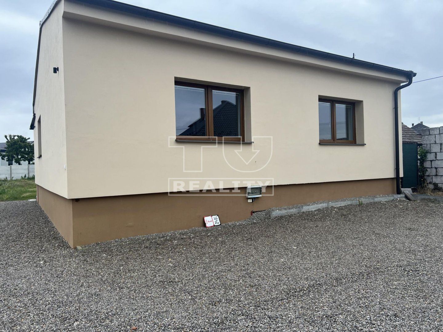 Ponúkame na predaj rodinný dom po úplnej rekonštrukcii v Borskom Mikuláši o výmere 935 m², ku ktorému vedie príjazdová cesta s výmerou 353 m².