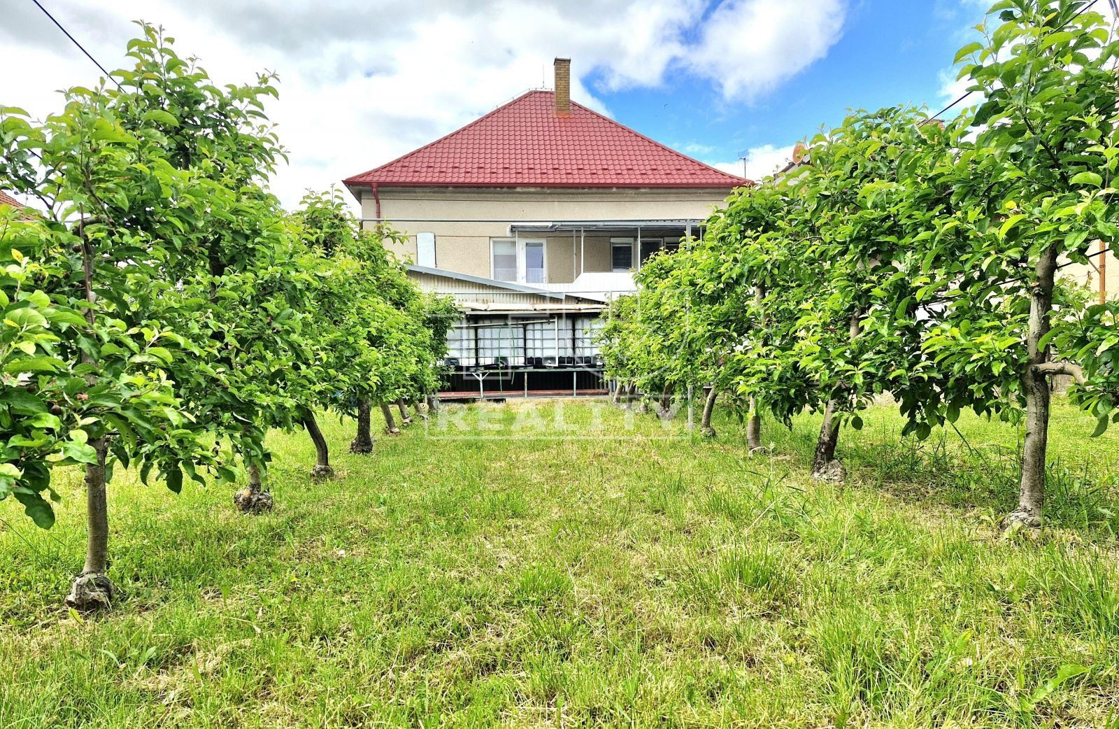 Rodinný dom 110 m2 na veľkom slnečnom pozemku 1189 m2 v centre obce Krušovce