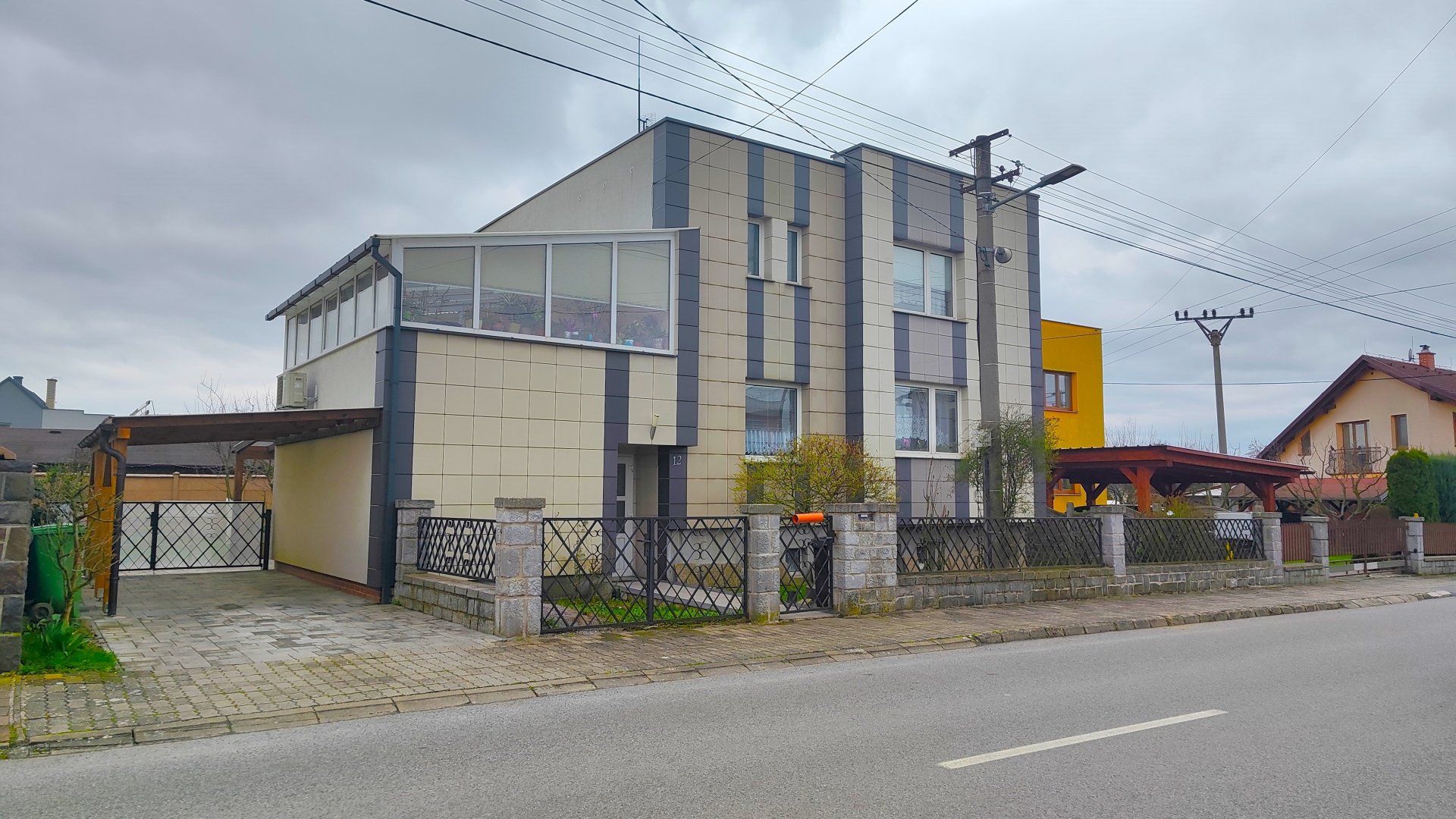 Perspektívny 5 izbový rodinný dom s garážou a prístreškom pre auto, Ľubotice, rovinatý pozemok 600 m2, podpivničený