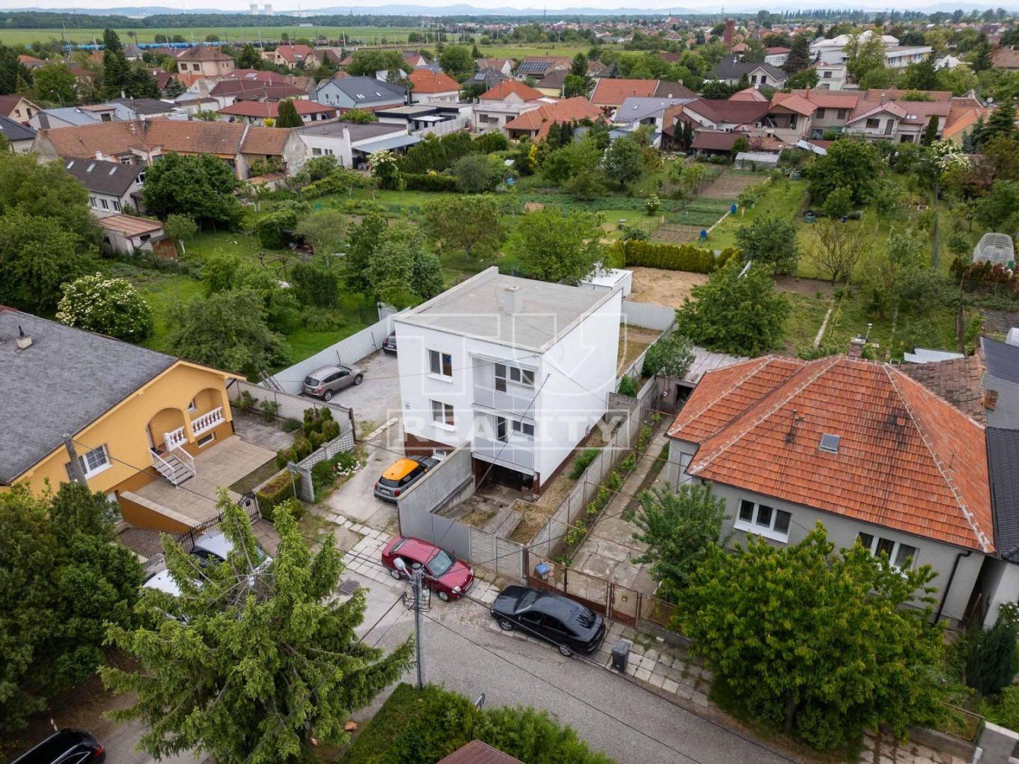 Na predaj dvojpodlažný rodinný dom -  LEOPOLDOV, 710 m2