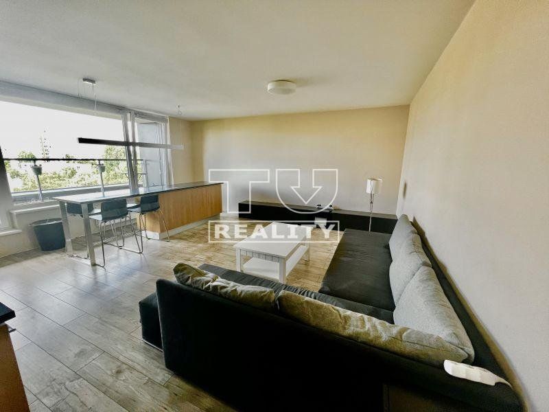 Svetlý 2-izbový byt – terasa, pivnica, skvelá lokalita v Ružinove - 66 m²