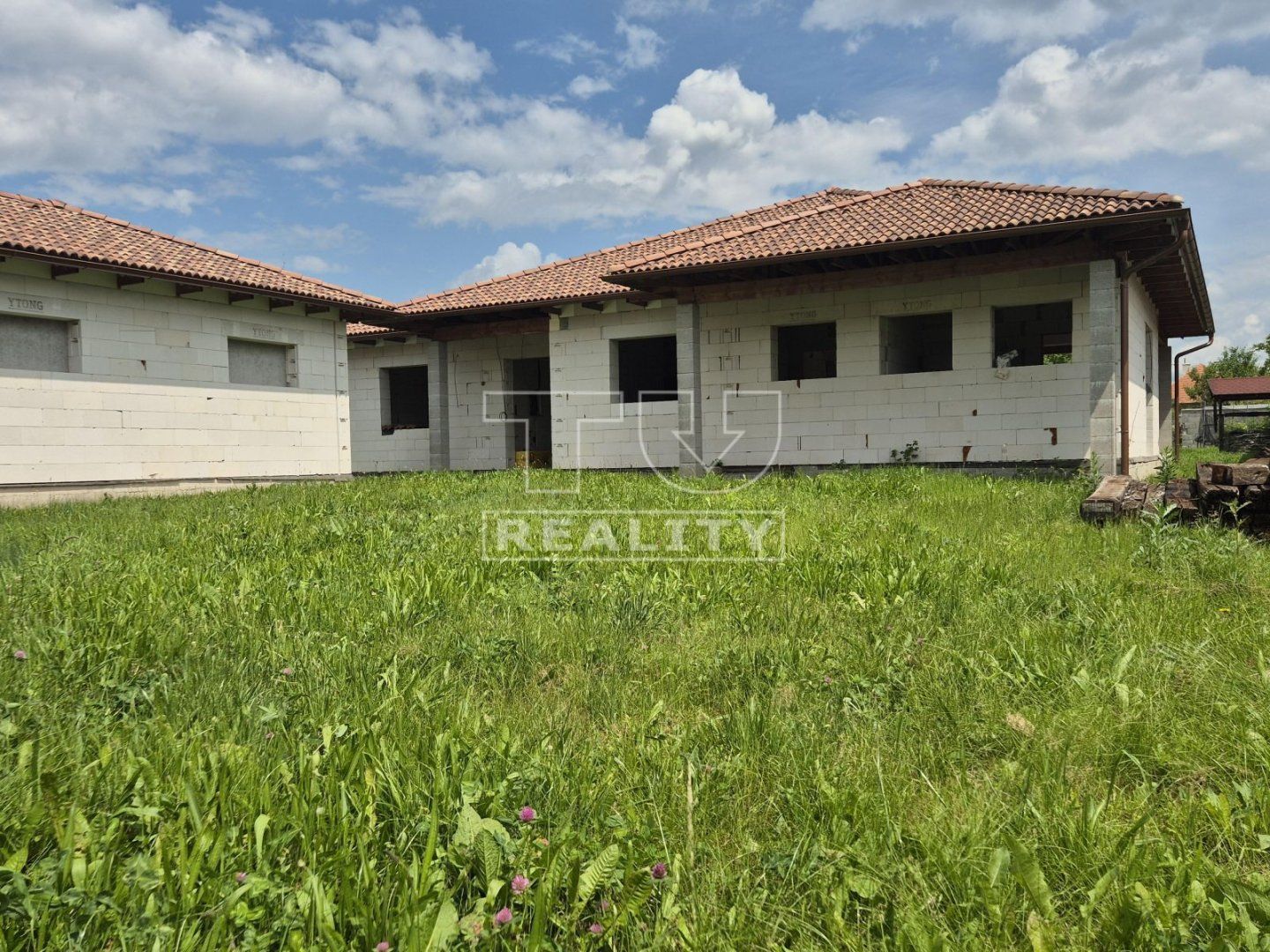 Na predaj novostavba 4-izbového bungalovu s veľkým pozemkom a samostatnou dvojgarážou v obci Rybník, okr. Levice, 1400 m2