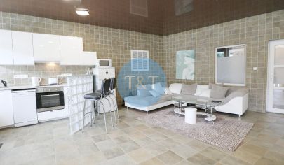 ZAUJÍMAVÝ PRIESTRANNÝ 3 IZBOVÝ BYT s TERASOU s JACUZZI na OKÁNIKOVEJ ul. - STARÉ MESTO