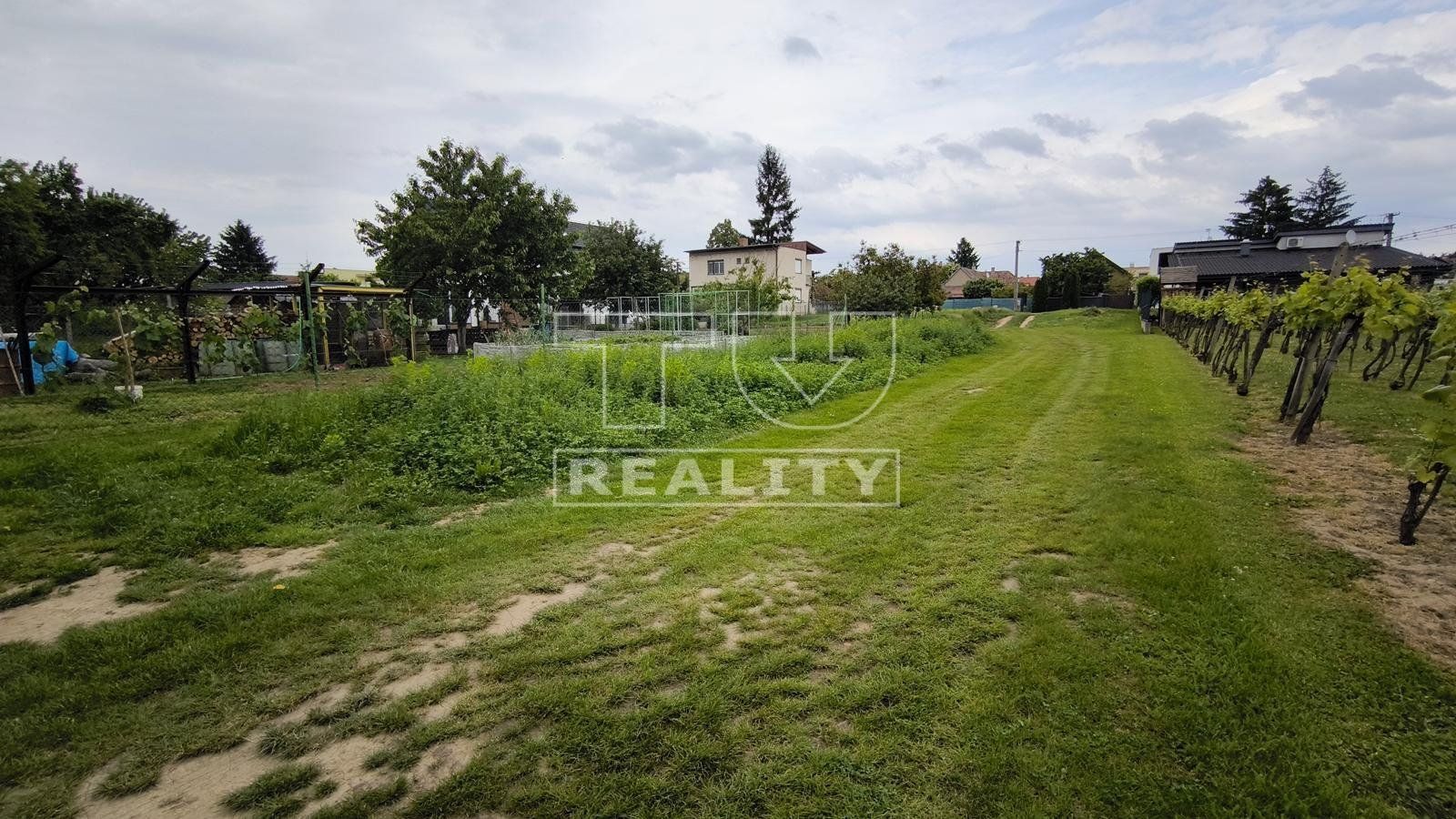 Stavebný pozemok vo Viničnom – pokojná ulica, kompletné siete, 673 m²