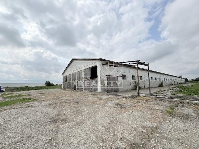 NA PREDAJ POĽNOHOSPODÁRSKA BUDOVA (VHODNÁ  AKO VÝROBNÁ/SKLADOVACIA HALA) 2100 m2, POZEMOK 2300 m2, CHOCHOLNÁ - VELČICE.