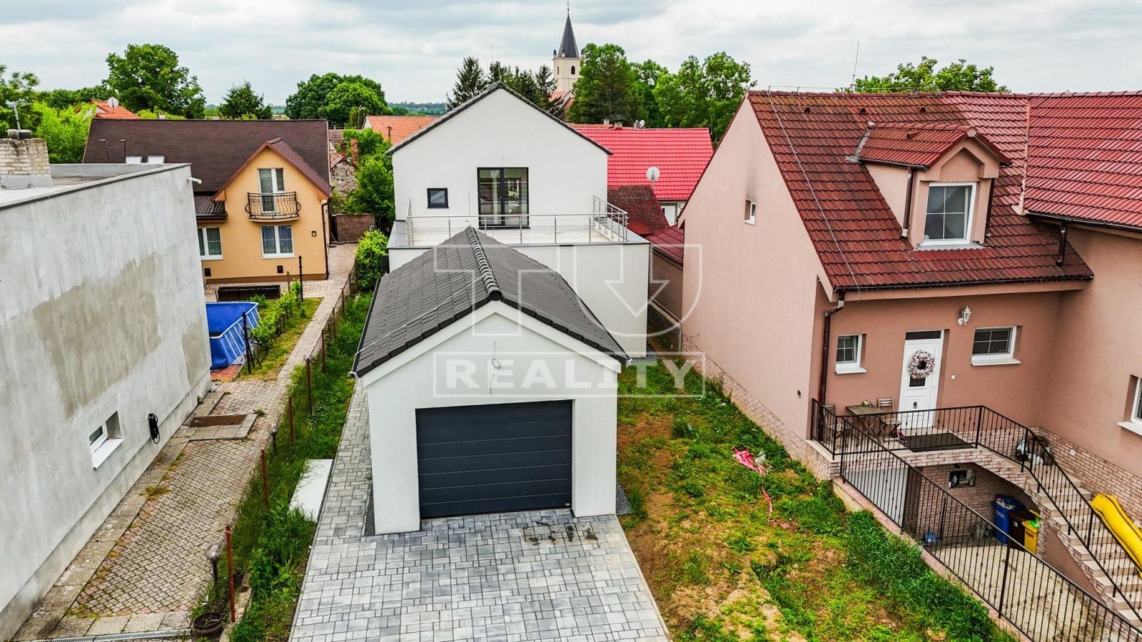 Moderný a priestraný 4-izbový dom (114 m²) na pozemku 601 m² v Chorvátskom Grobe s výbornou dostupnosťou a občianskou vybavenosťou