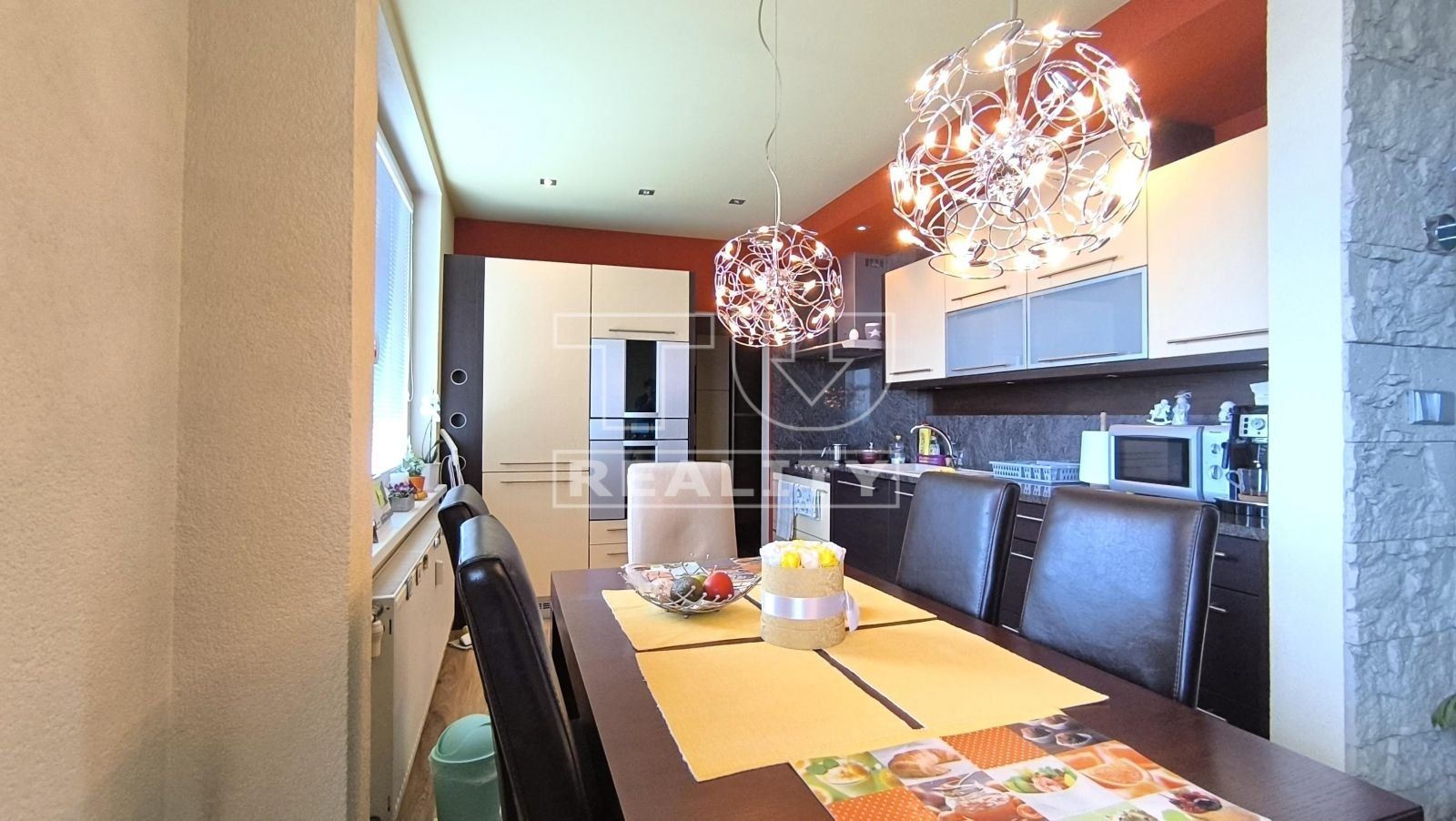Na predaj priestranný 3,5 izbový byt s balkónom so zariadením v meste Partizánske,73m2