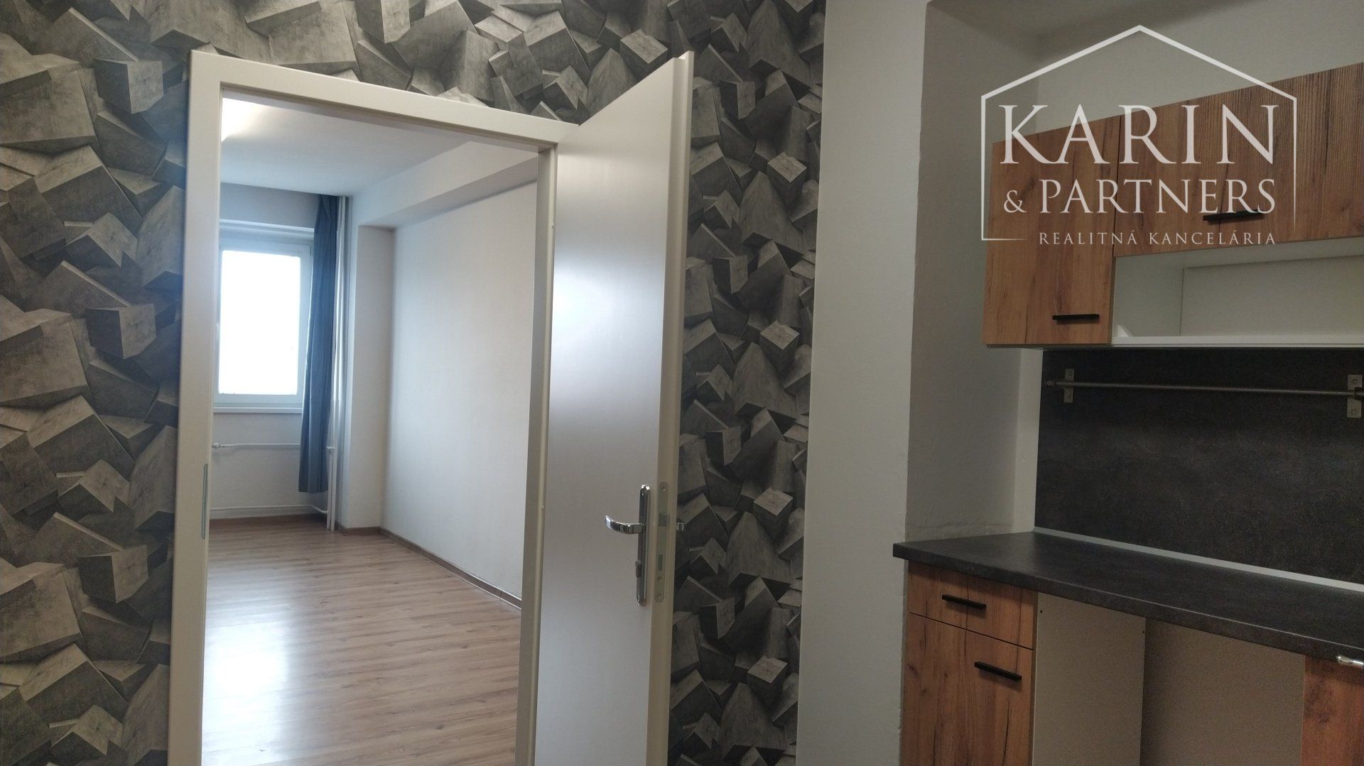 Hudobné štúdio 260.-€/ mesiac! Prenájom kancelária/ viacúčelová miestnosť 27m2 + parkovanie, Bulharská ul., BA II., Trnávka.
