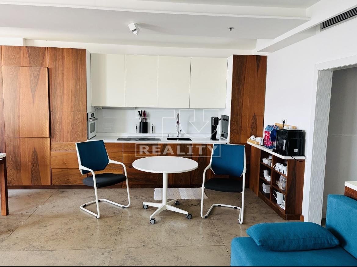 Exkluzívny nebyť.priestorv Vienna Gate,54,09m2
Využiteľný aj ako apartmán