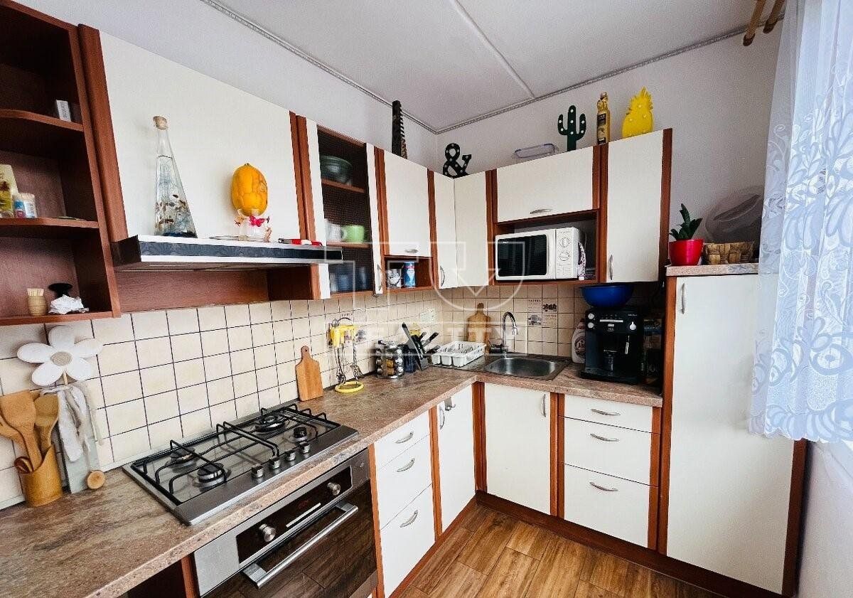Ponúkame na predaj 3 izbový byt na sídlisku KVP o rozlohe 65 m2 4/8poschodí  ulica Dénešova