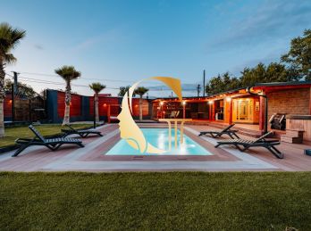 GODDESS PROPERTY  - exkluzívne - PREDAJ - 5 izbový rodinný dom 200 m2 s TERASOU, ALTÁNKOM, BAZÉNOM, JAZEROM a s 3-garážou  - LEHNICE Sása