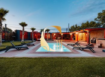 GODDESS PROPERTY  - exkluzívne - PREDAJ - 5 izbový rodinný dom 200 m2 s TERASOU, ALTÁNKOM, BAZÉNOM, JAZEROM a s 3-garážou  - LEHNICE Sása