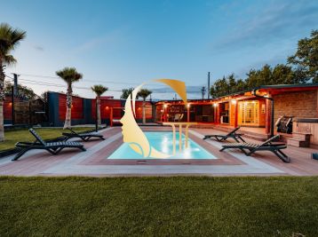GODDESS PROPERTY  - exkluzívne - PREDAJ - 5 izbový rodinný dom 200 m2 s TERASOU, ALTÁNKOM, BAZÉNOM, JAZEROM a s 3-garážou  - LEHNICE Sása