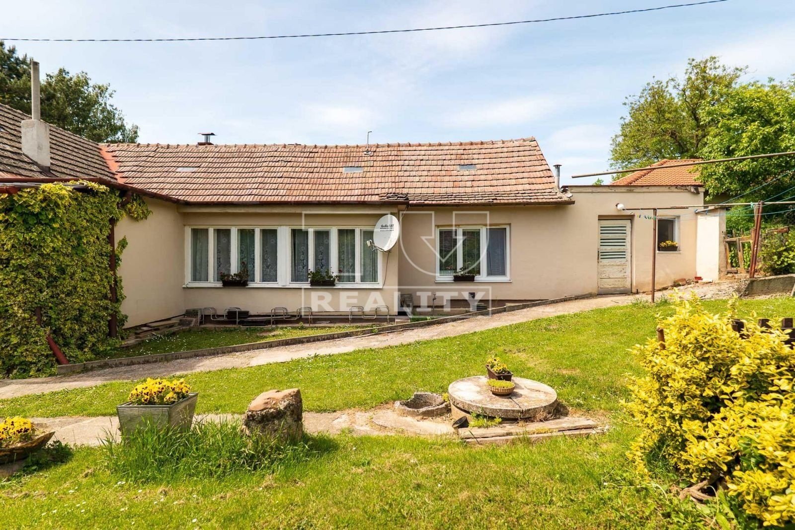 TUreality ponúka na predaj dom s pozemkom 700 m2 v obľúbenej tichej lokalite za príjemnú cenu