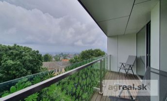 Veľký 2-izb. byt s balkónom a garážovým státím a krásnym výhľadom na Kolibe - Bratislava III. / 1 bedroom apartment with balcony and garage and beautiful view of Koliba - Bratislava III.