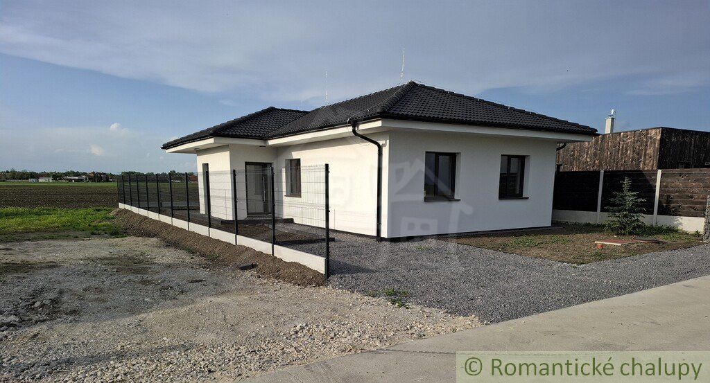 Na predaj bungalov v obci Mostová pri Galante, s 3 spálňami, 110 m2 obytnej plochy + terasa, takmer 8 á pozemok