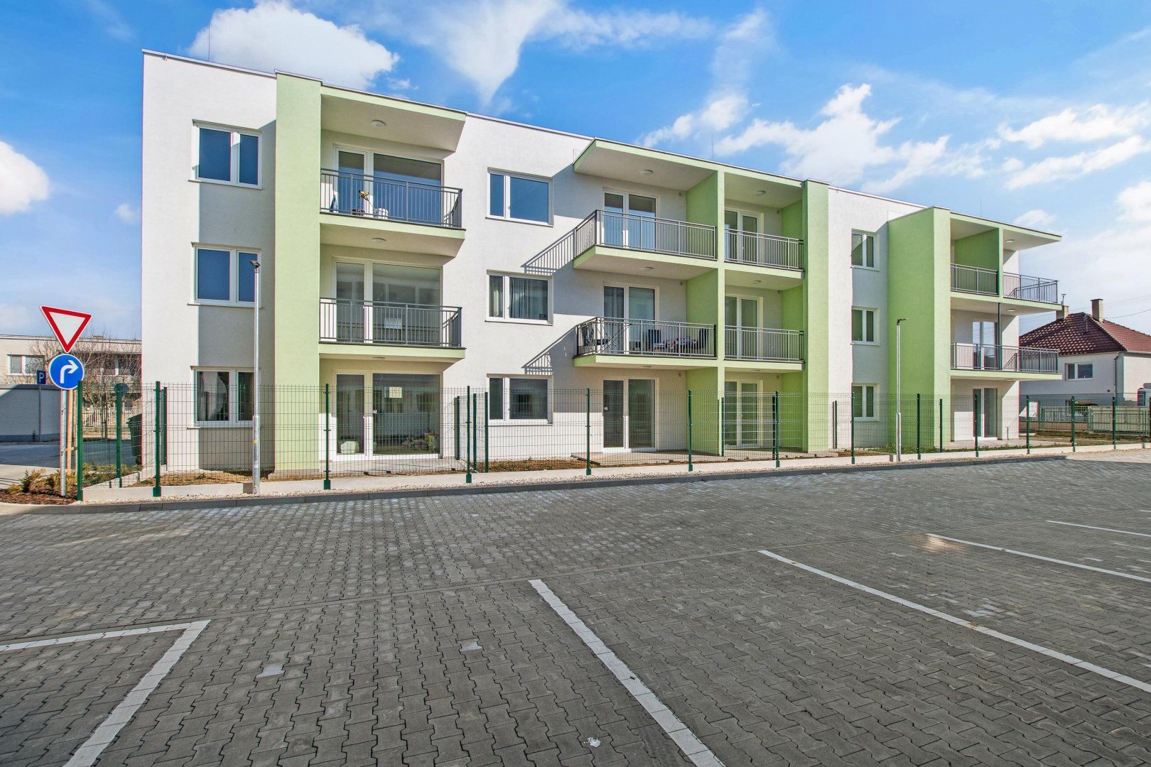 ŠTANDARD V CENE NA POSLEDNÉ 2 IZBOVÉ BYTY - ĎATELINISKÁ