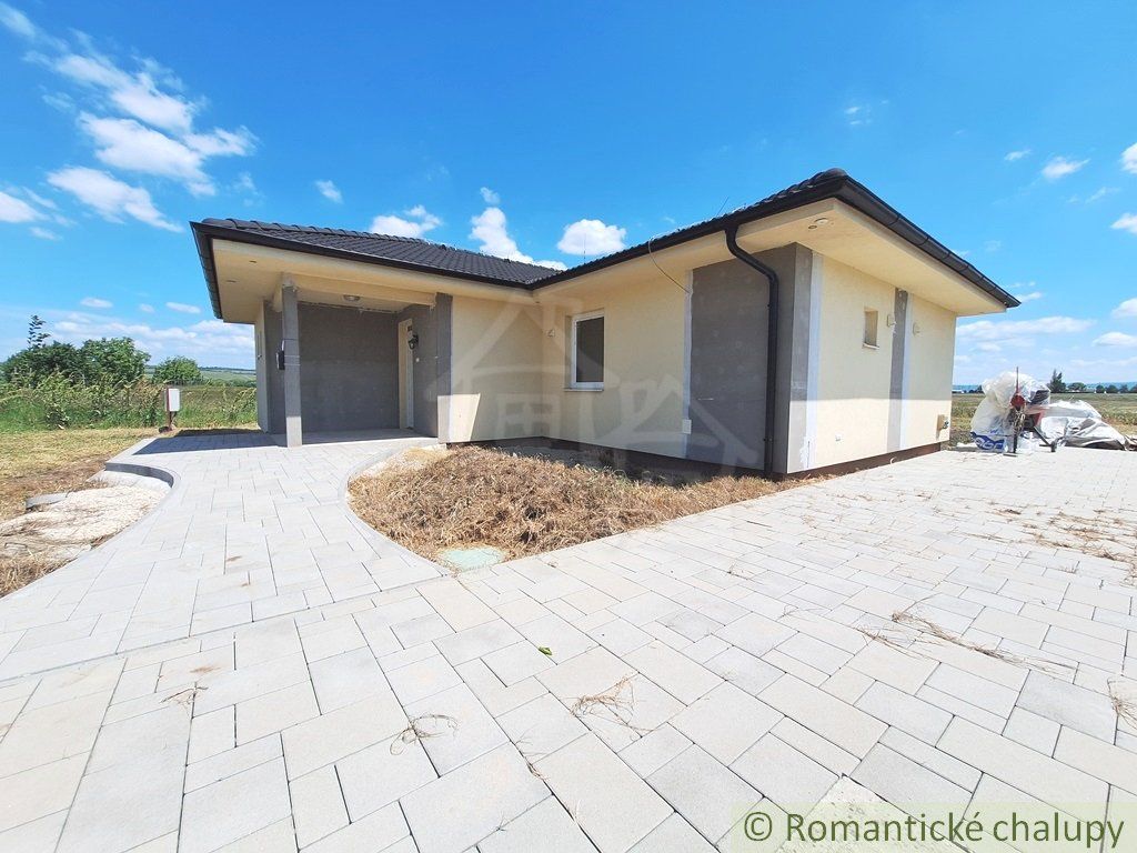 Novostavba štvorizbového rodinného domu s unikátnou panorámou na okraji podunajskej obce Mužla neďaleko Štúrova