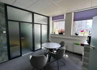 Svetlý celok kancelárií neďaleko Klientskeho centra na Trnavskej ceste, 260m2
