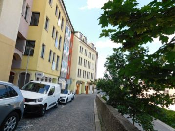 Tichý priestranný štýlový byt pod Hradom, kompletne zariadený, garážové miesto, voľný od júla