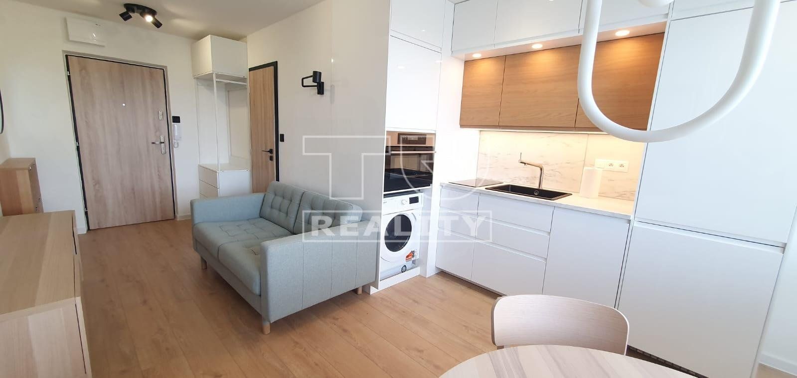 Nádherný, štýlový a novotou voňajúci 1i byt na prenájom - voľný ihneď, 34,06 m2