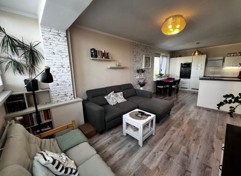 Predaj- priestranný 3- izb. byt (79 m2 + loggia 3,40 m2) po kompletnej rekonštrukcii vo vyhľadávanej lokalite, ul. Heyrovského, BA IV- Lamač